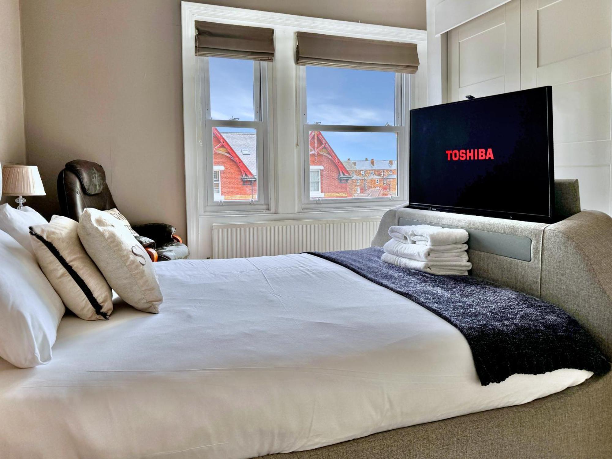 Apartment Victoria With Free Parking Scarborough Exterior photo