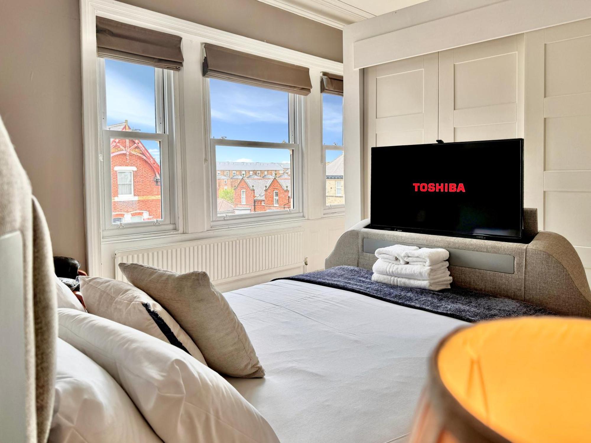 Apartment Victoria With Free Parking Scarborough Exterior photo