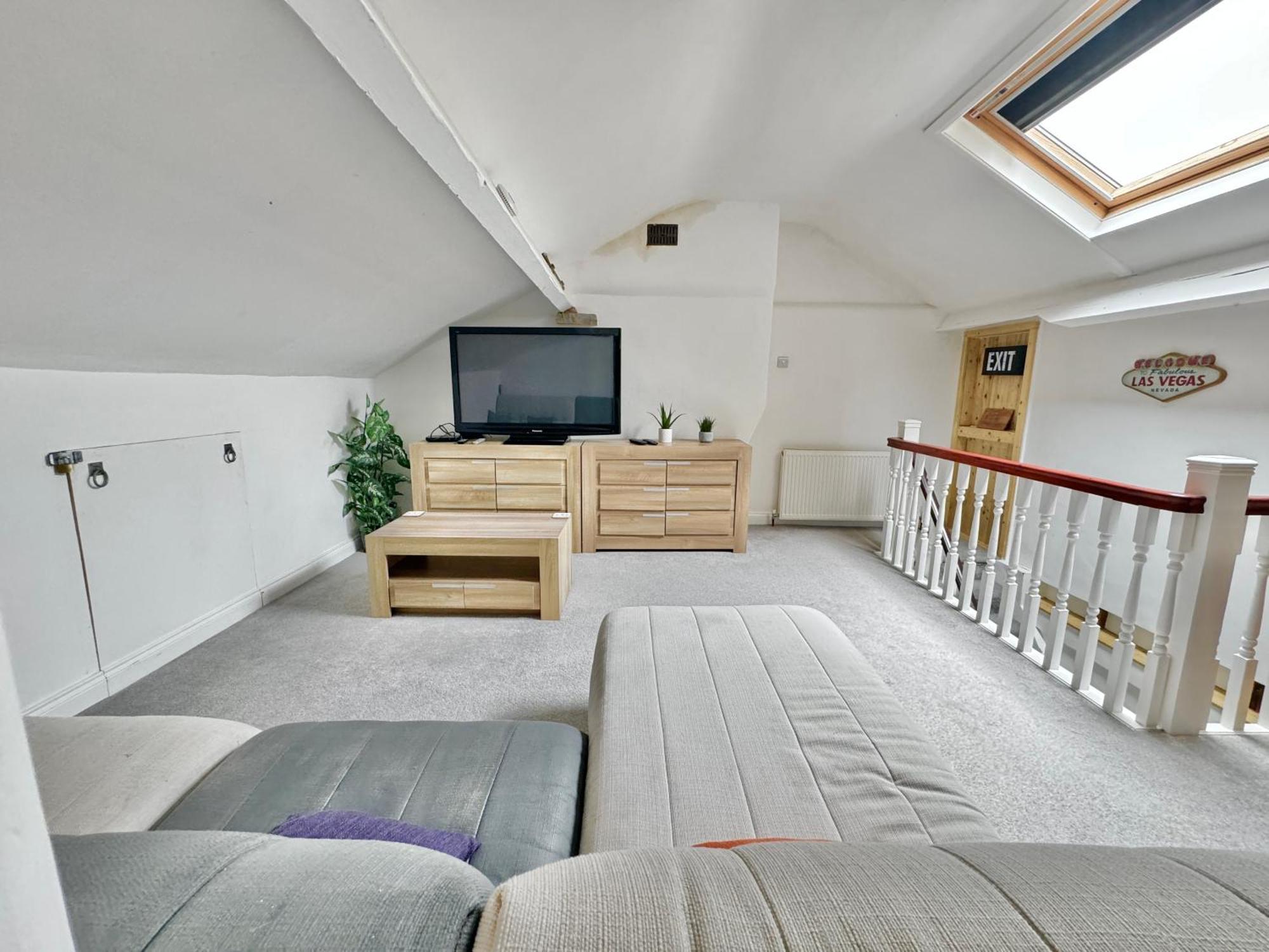 Apartment Victoria With Free Parking Scarborough Exterior photo
